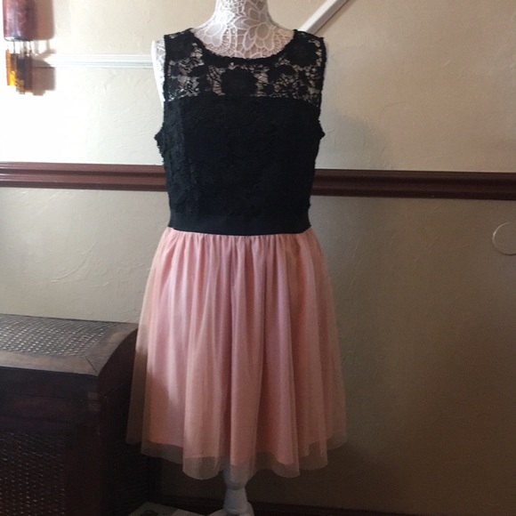 LC Lauren Conrad Dresses & Skirts - ⭐️NWT⭐️ Beautiful Lauren Conrad Feminine Dress